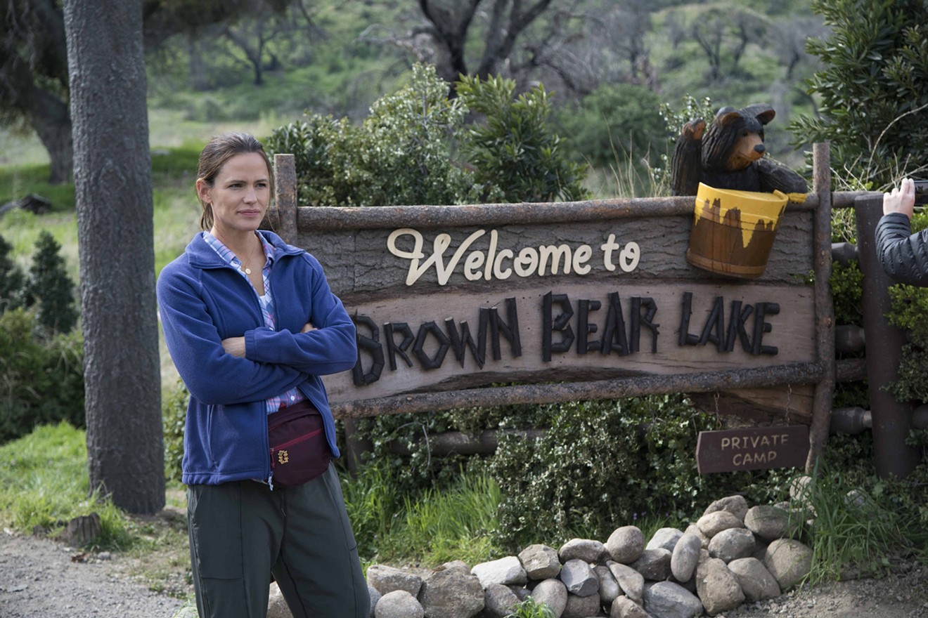 Jennifer Garner stars in HBO’s Camping as Kathryn McSorley-Jodell, the kind of woman for whom everyday life triggers an unending stream of emergencies.