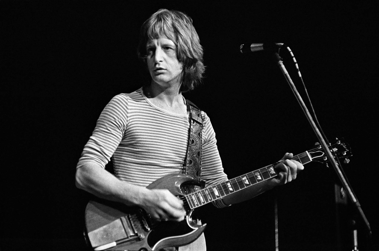 Pete Ham performs onstage in 1973.